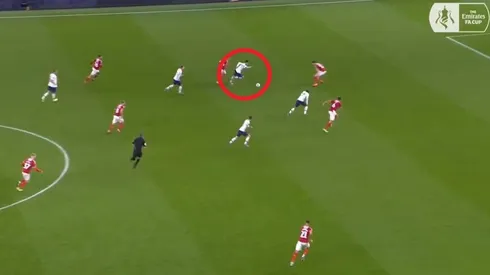 Gran maniobra individual de Erik Lamela.