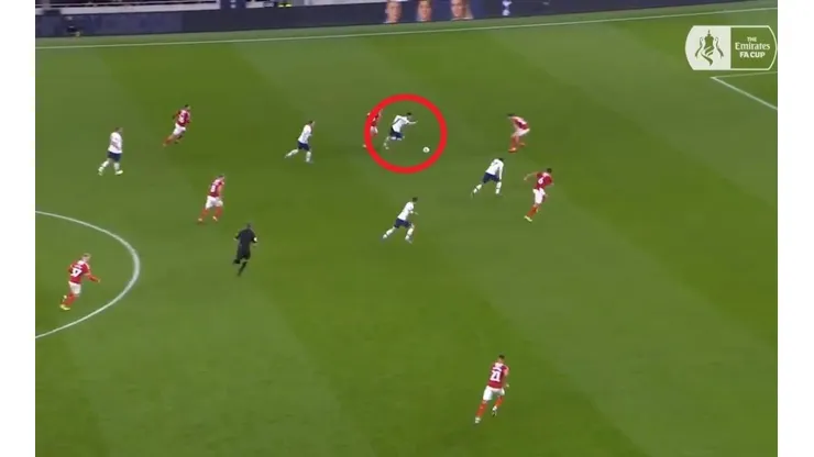 Gran maniobra individual de Erik Lamela.