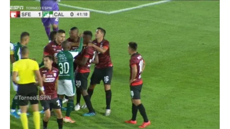 El encontrón entre los jugadores de Santa Fe y el Deportivo Cali.