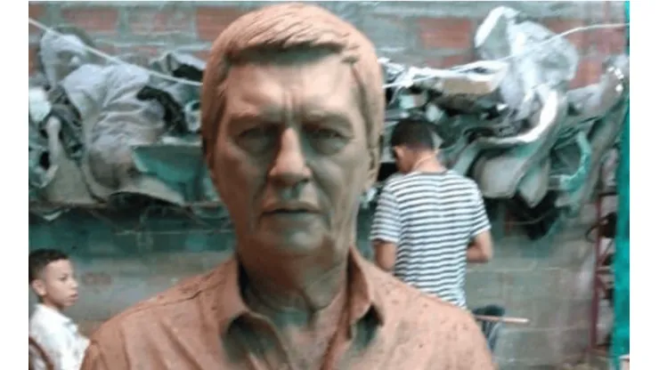 El rey de Barranquilla: le hacen estatua al técnico del Junior, Julio Comesaña