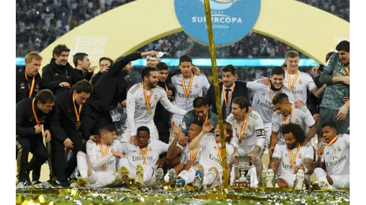 James Rodríguez en el festejo de título de la Supercopa de España.