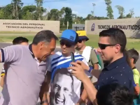 Hermoso: el gesto y beso de Russo con un hincha de Millonarios en Argentina