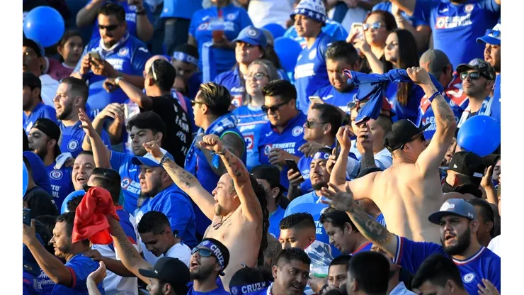 Aficionados del Cruz Azul atacan a la directiva tras comunicado sobre Scolari