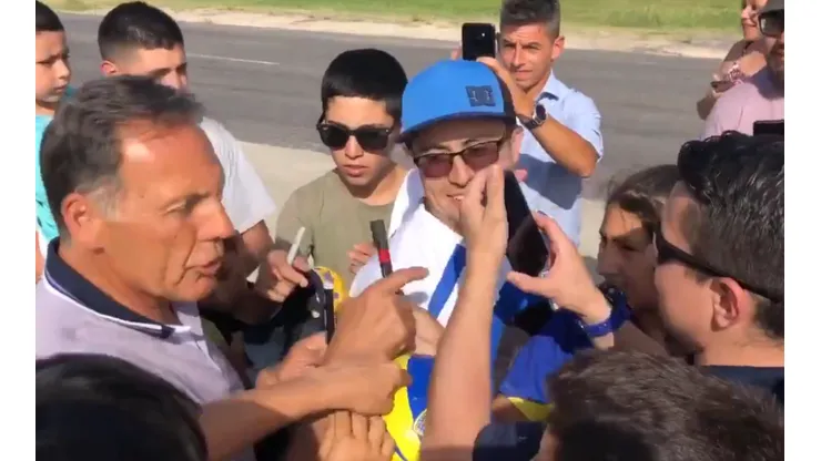 Eso no es Boca: a Russo lo sorprendió un hincha con otra camiseta