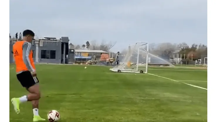 Salcedo marcó un golazo en la práctica y lo presumió en redes
