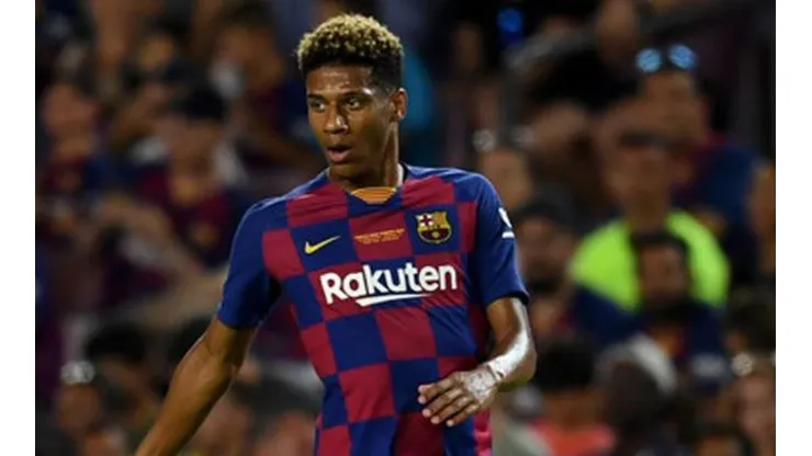 Todibo, jugador del Barcelona, filmado en un aeropuerto de Alemania