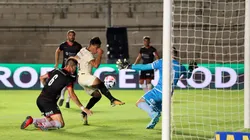 Dos Santos anotó el primero para Universitario de Deportes.