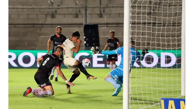 Dos Santos anotó el primero para Universitario de Deportes.
