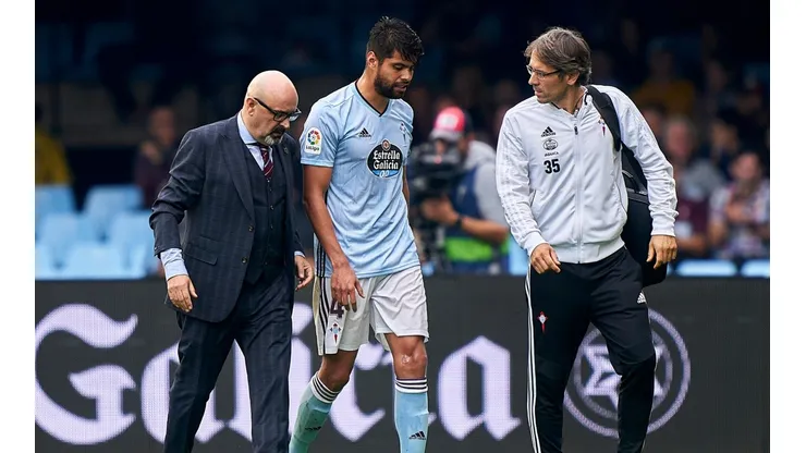 Néstor Araujo sufrió una lesión en su rodilla y temen que sea grave.