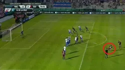 Enorme tiro libre de De La Cruz.