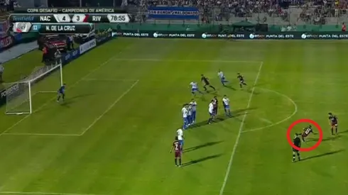 Enorme tiro libre de De La Cruz.