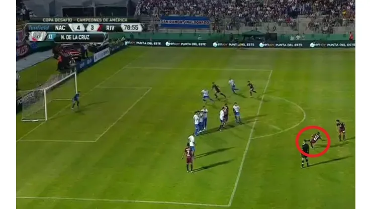 Enorme tiro libre de De La Cruz.