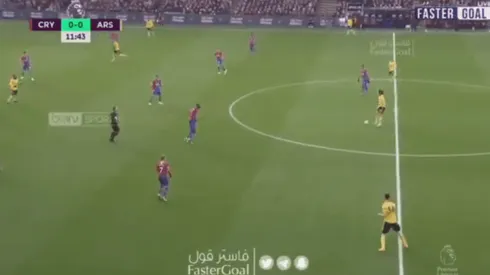 Foto del pase de David Luiz, jugador del Arsenal.