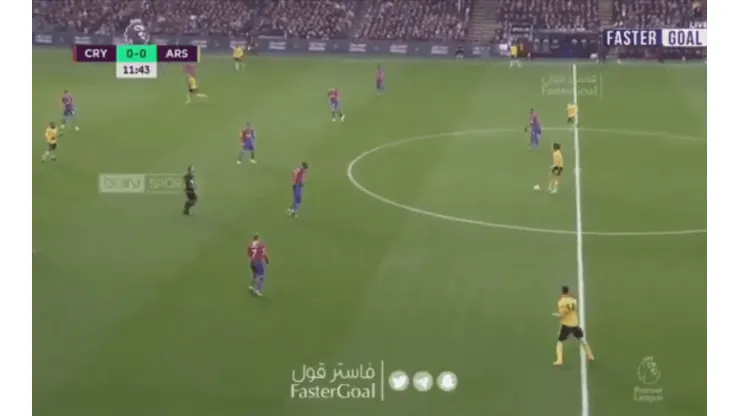 Foto del pase de David Luiz, jugador del Arsenal.