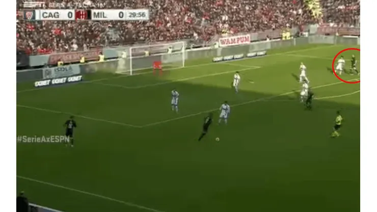 Foto de Zlatan Ibrahimovic esperando el centro.