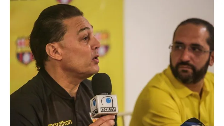 Carlos Alfaro Moreno en conferencia de prensa.