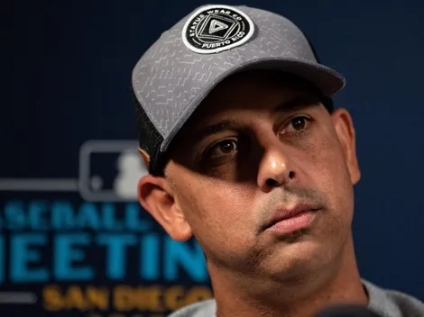 Problemas en Boston: Álex Cora podría recibir sanción épica por robo de señales