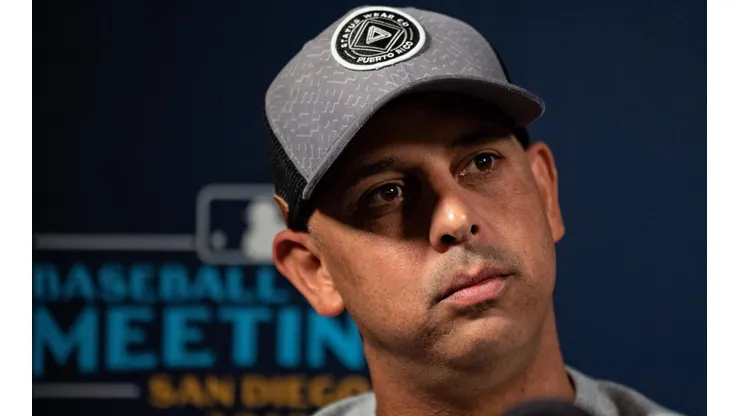 Problemas en Boston: Álex Cora podría recibir sanción épica por robo de señales