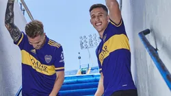 Foto de dos de los jugadores de Boca con la nueva camiseta.