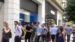 Foto de los hinchas de Boca haciendo cola.