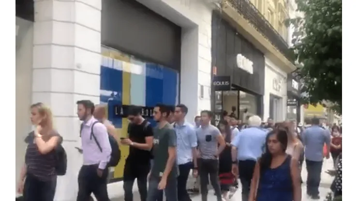 Foto de los hinchas de Boca haciendo cola.