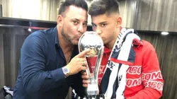 Shayr celebra junto a su padre.