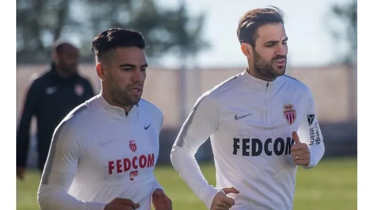 Falcao subió una foto en camisa y Fabregas lo troleó: "Me duelen los ojos"