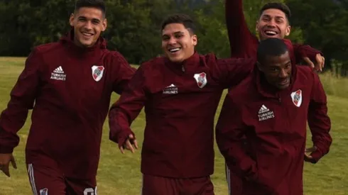 Foto de los futbolistas de River, muy unidos.