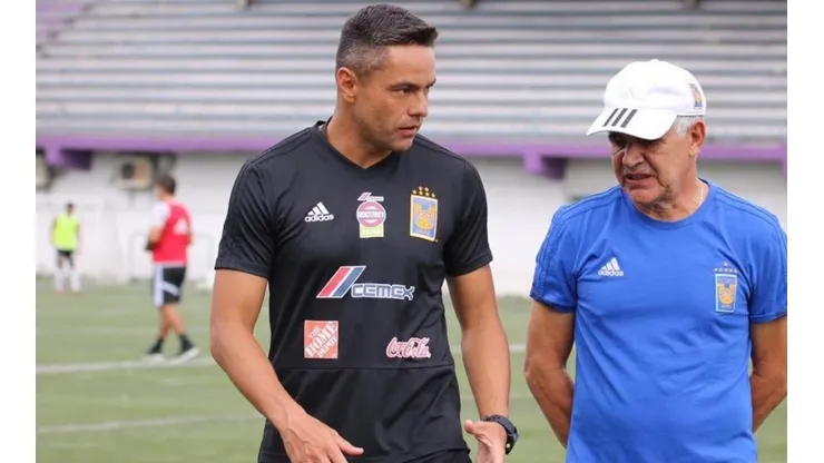 Juninho como ayudante de campo de Ferretti.