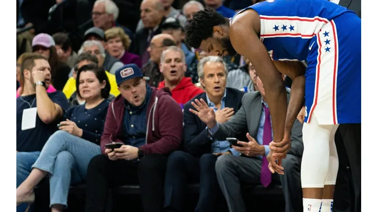 ¡OUCH! Así quedó el dedo de Joel Embiid tras una terrible lesión