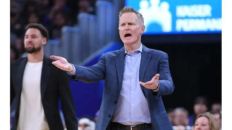 Se volvió loco: Steve Kerr insultó a los árbitros en pleno partido