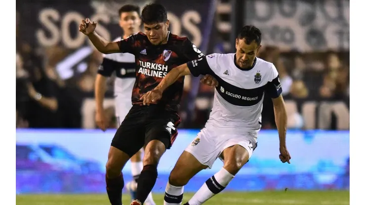 Pablo Velázquez en un partido de Gimnasia.
