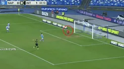 ¿Qué hizo? Al arquero del Napoli se le escapó la pelota entre las manos