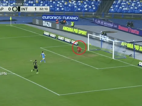 ¿Qué hizo? Al arquero del Napoli se le escapó la pelota entre las manos