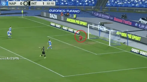 ¿Qué hizo? Al arquero del Napoli se le escapó la pelota entre las manos