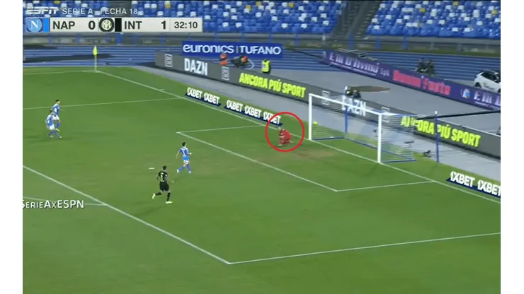 ¿Qué hizo? Al arquero del Napoli se le escapó la pelota entre las manos