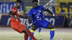 Roberto Ordoñez con la camiseta de Delfín.