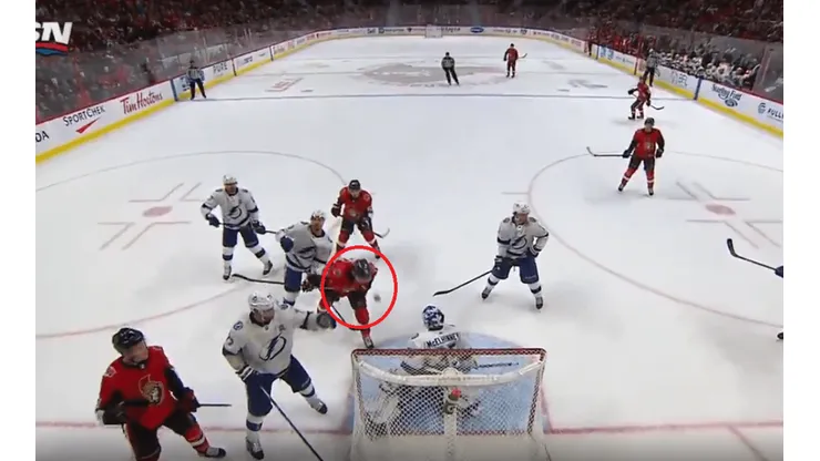 Video: se vistió de héroe y marcó un gol de cabeza en un partido de hockey