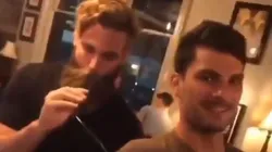 Video viral: aprovechó que su amigo no miraba e hizo un invento diabólico para tomar su cerveza