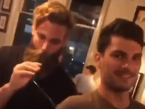 Video viral: aprovechó que su amigo no miraba e hizo un invento diabólico para tomar su cerveza