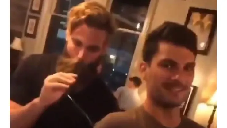 Video viral: aprovechó que su amigo no miraba e hizo un invento diabólico para tomar su cerveza