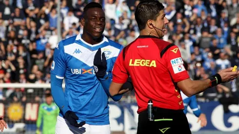 Se volvió a parar un partido por cánticos racistas hacía Balotelli