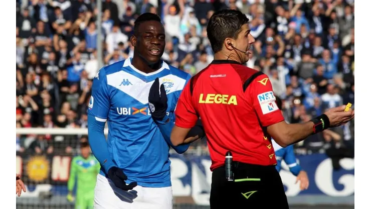 Se volvió a parar un partido por cánticos racistas hacía Balotelli