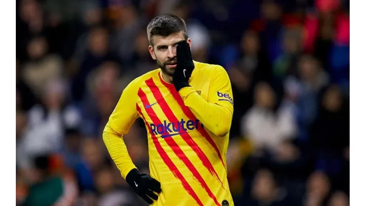 Gerard Piqué vivió un infierno en el derbi catalán.