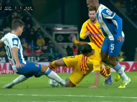 Dura entrada de Bernardo Espinosa que casi parte la rodilla de Luis Suárez