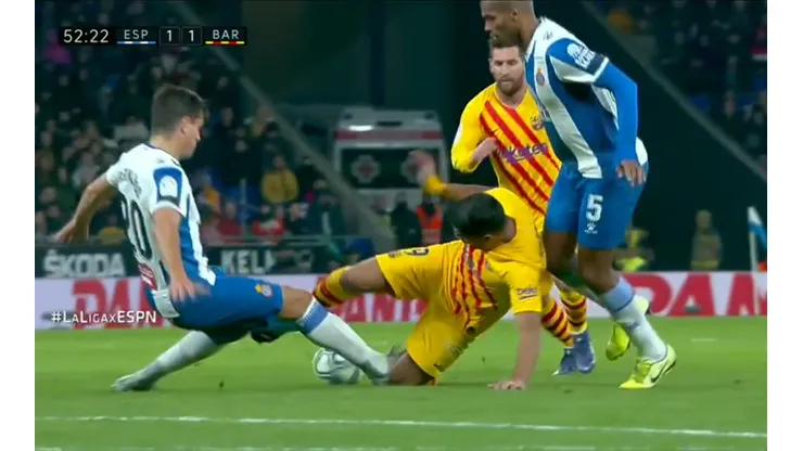Así fue la fuerte entrada de Bernardo Espinosa a Luis Suárez en el clásico catalán.