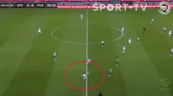 Tecatito puso un pase extraordinario a su compañero para que marque el primer gol de la tarde.