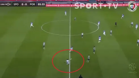 Tecatito puso un pase extraordinario a su compañero para que marque el primer gol de la tarde.