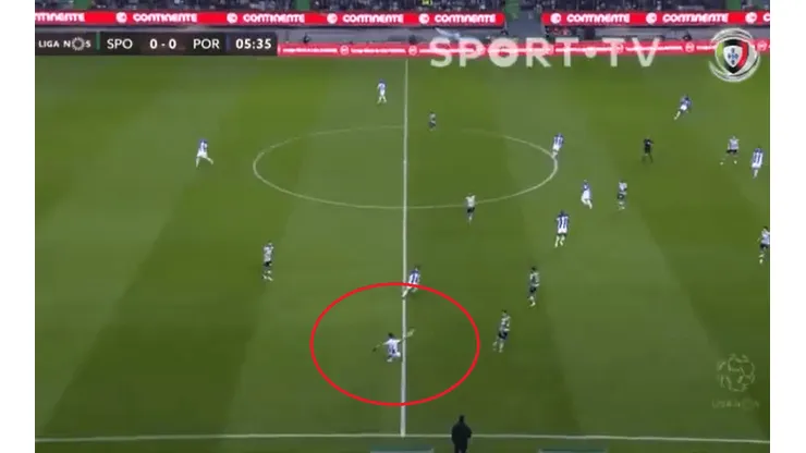 Tecatito puso un pase extraordinario a su compañero para que marque el primer gol de la tarde.
