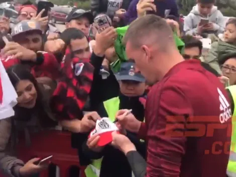 Una policía se ganó el cariño de los hinchas de River con el gesto más simple